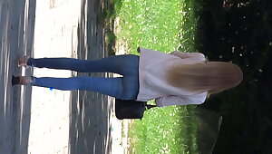 Blonde Schlampe mit klasse Arsch in engen Jeans