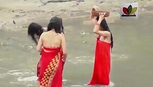 Hindu bhabis chudai ke bad Ganga snaan, hot hindu bhabi bath
