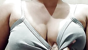 Seducing  desi girl boobs very hot girl showing